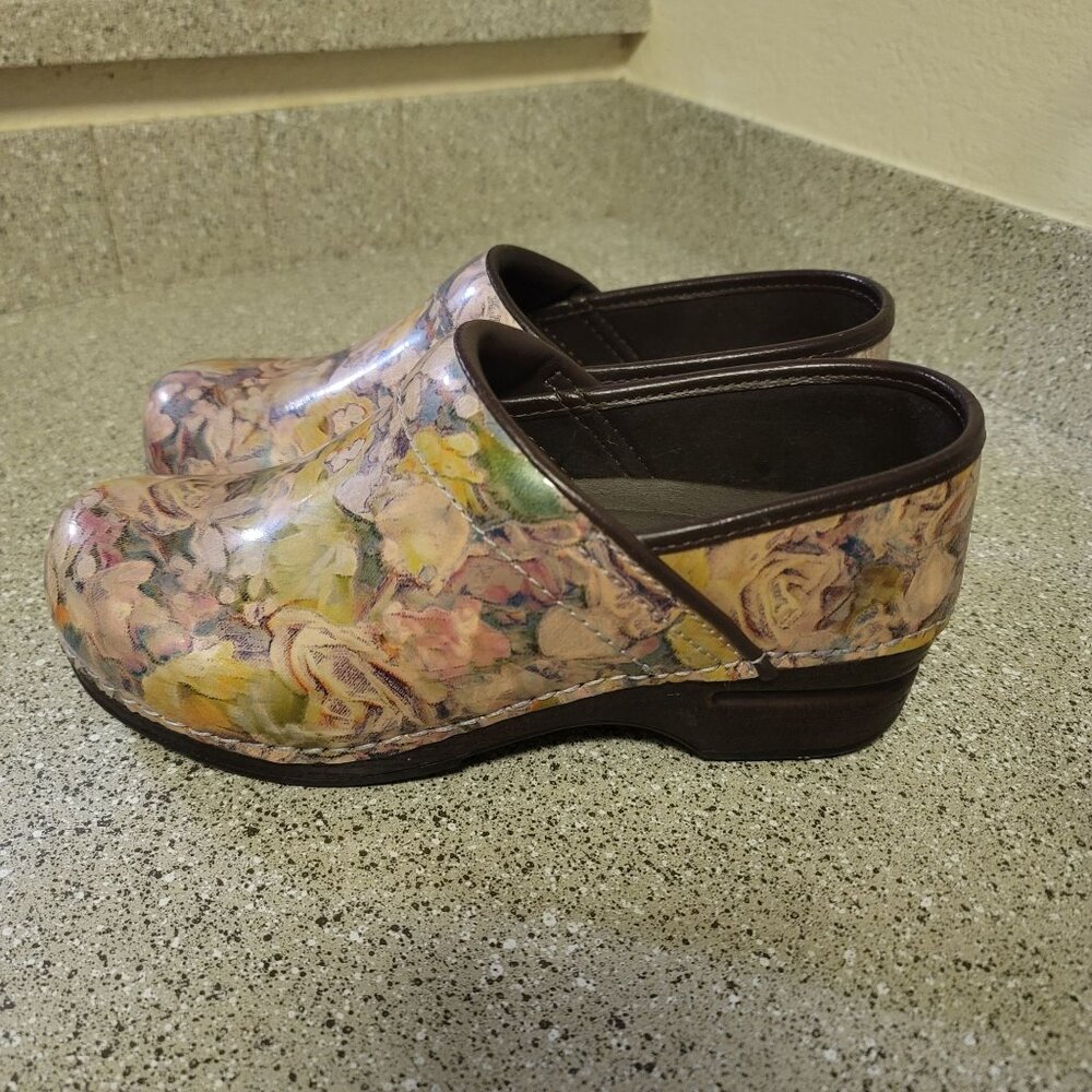 Dansko XP Slip Resistant Floral Work Clogs Size 38/7.5